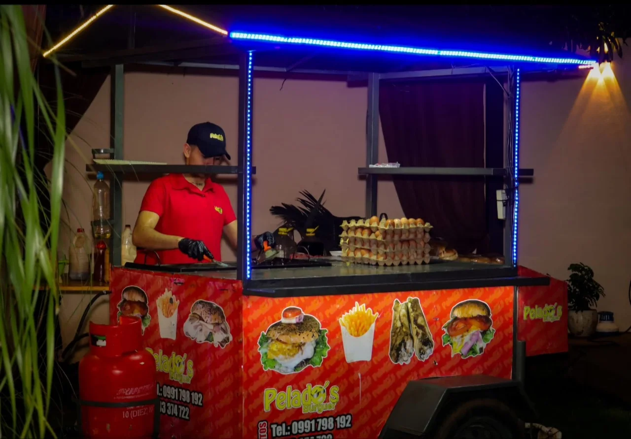 El carrito de Pelado's de noche, listo para un evento